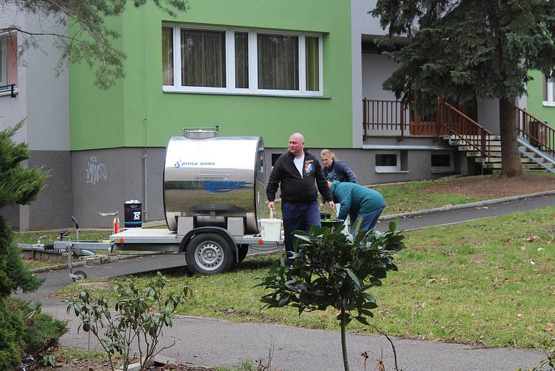 Obyvatelé tří panelových domů byli odkázáni na cisternu.