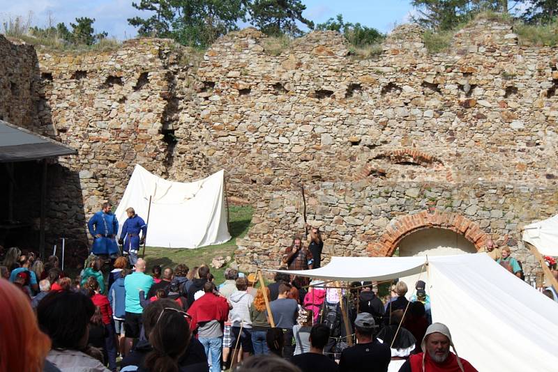 Šermířská utkání z drsného středověku, dobové stánky a další historické zajímavosti si v sobotu užili návštěvníci hradu Točník. 