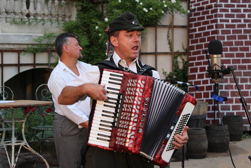 V zahradě zámku v Mníšku pod Brdy se v podání zadnotřebaňských ochotníků uskutečnila další derniéra muzikálu Postřižiny.