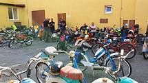 Desítky mopedistů i mopedistek se v sobotu před polednem sešly u obecního úřadu v Lochovicích.