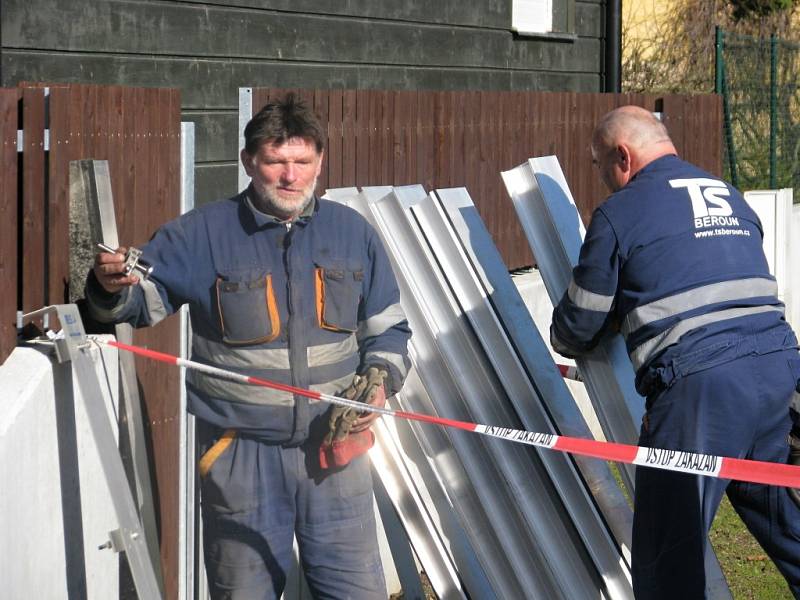 Zkušební stavba protipovodňové hráze na berounském Závodí. 