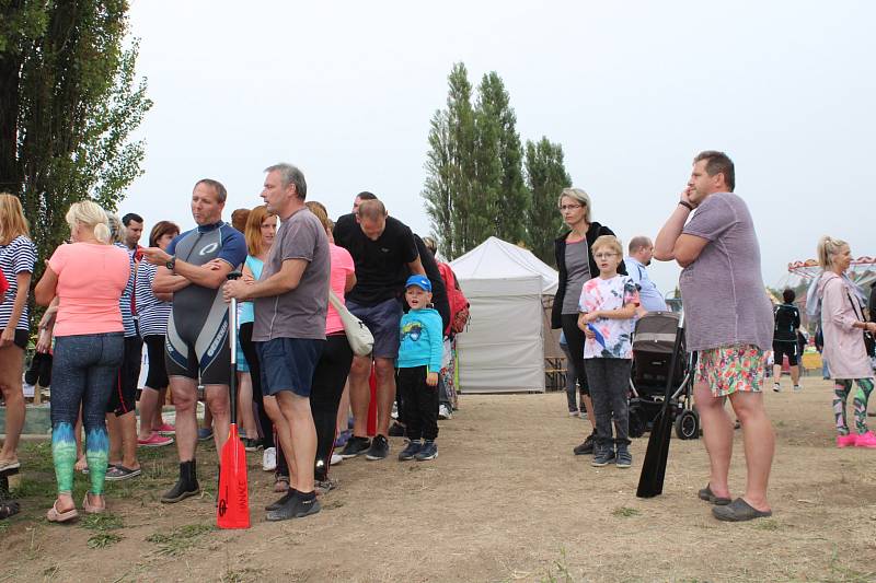 V berounském autokempu bylo o víkendu rušno. Konal se zde už 13. ročník závodů dračích lodí Berounský drak. Jeho součástí byl i Lunapark pro děti.