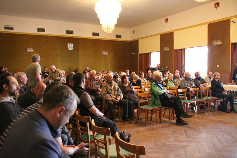 Z besedy v kulturním domě v Broumech o možném vyhlášení Národního parku Křivoklátsko.