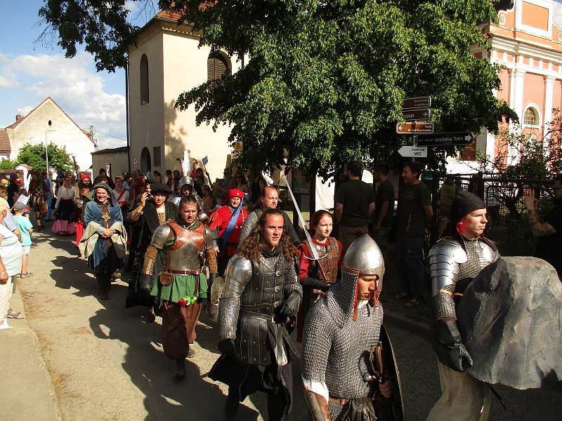 Na Tetín dorazil v sobotu 2. června průvod vévody Štěpána, další den pokračoval na Karlštejn v rámci královského průvodu.