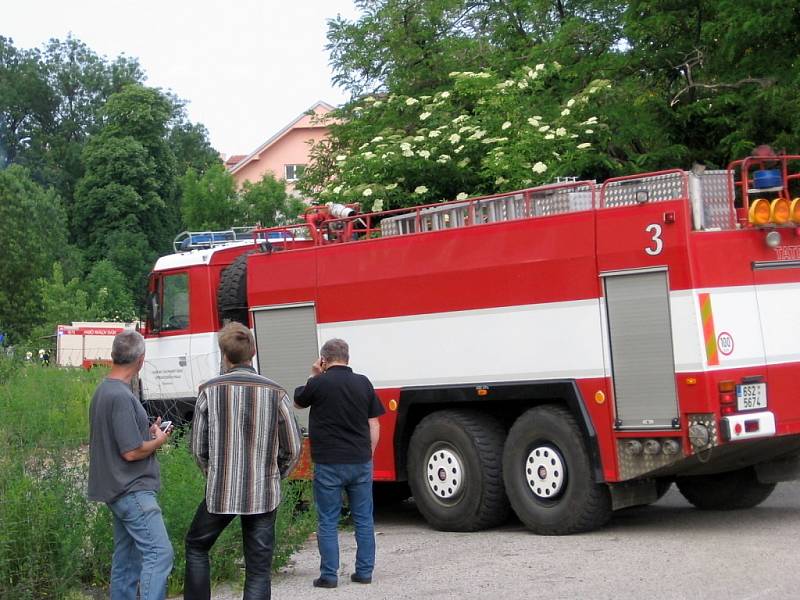 Požár zachvátil třípatrovou budovu bývalé Tiby