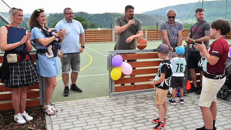 Nové multifunkční hřiště se otevřelo při příležitosti dětského sportovního dne