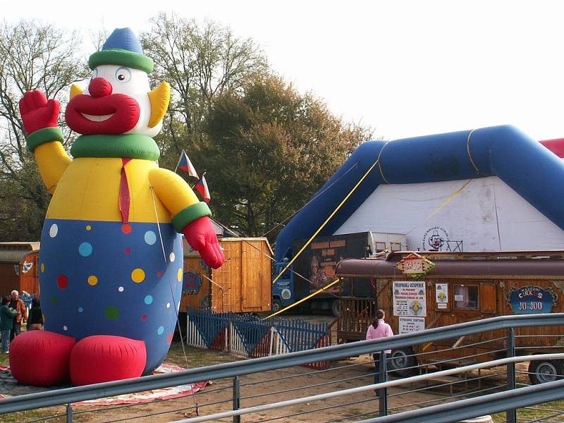 Cirkus Jo-Joo na berounském autobusovém nádraží