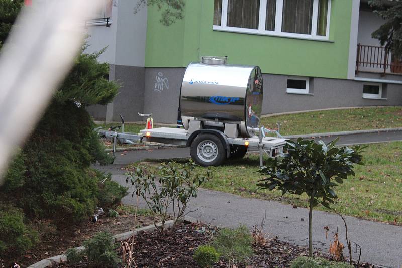 Obyvatelé tří panelových domů byli odkázáni na cisternu.