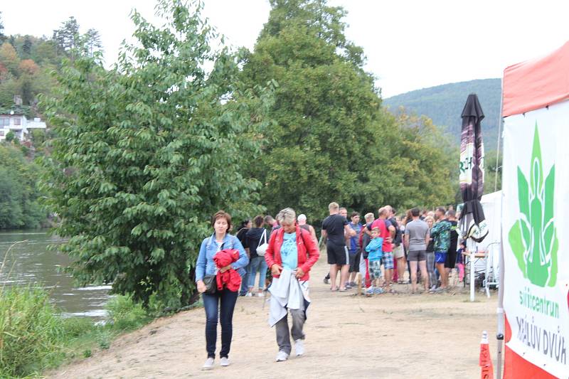 V berounském autokempu bylo o víkendu rušno. Konal se zde už 13. ročník závodů dračích lodí Berounský drak. Jeho součástí byl i Lunapark pro děti.