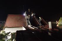 Při likvidaci požáru střechy rodinného domu v Popovicích v Králově Dvoře hasiči použili hasicí hřeb. Díky němu spotřebovali minimum vody.