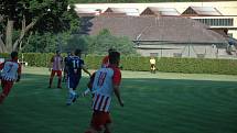 Přes 660 diváků sledovalo odvetný zápas finále poháru, ve kterém se radoval z poháru pro prvního Komárov (v modrém).