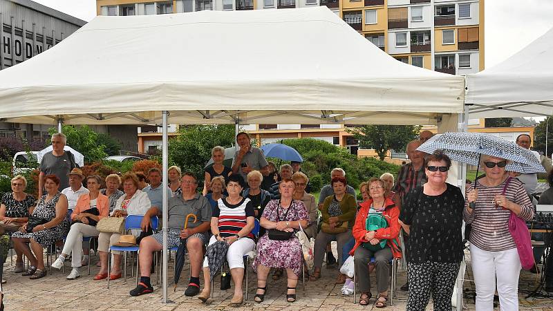 Odpoledne u Hvězdy s dechovou a cimbálovou muzikou, Beroun.