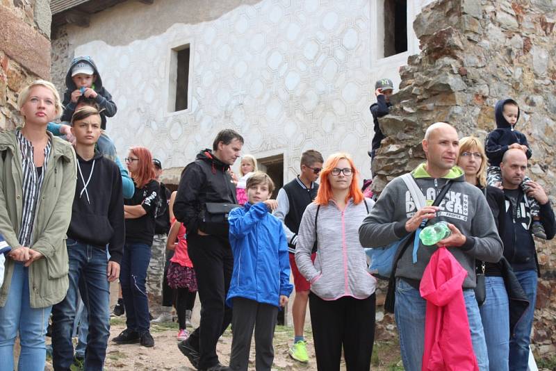 Šermířská utkání z drsného středověku, dobové stánky a další historické zajímavosti si v sobotu užili návštěvníci hradu Točník. 
