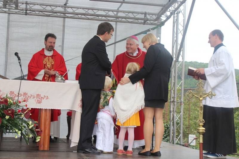 Desítky Ludmil z Česka, ale i Slovenska a stovky dalších lidí přijely v sobotu na Svatoludmilskou pouť, která se už tradičně konala v obci Tetín.