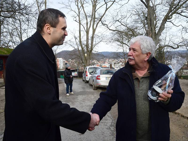 Z oslavy dvacátých narozenin medvědů Kuby a Matěje v areálu medvědária na Městské hoře v Berouně.