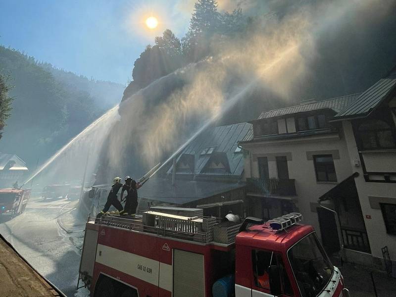 Odřad HZS Středočeského kraje vyjel na pomoc při požáru v Hřensku.