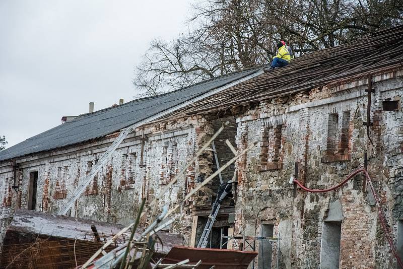 Bourací práce míří pomalu do finále a už se začíná postupně opravovat.