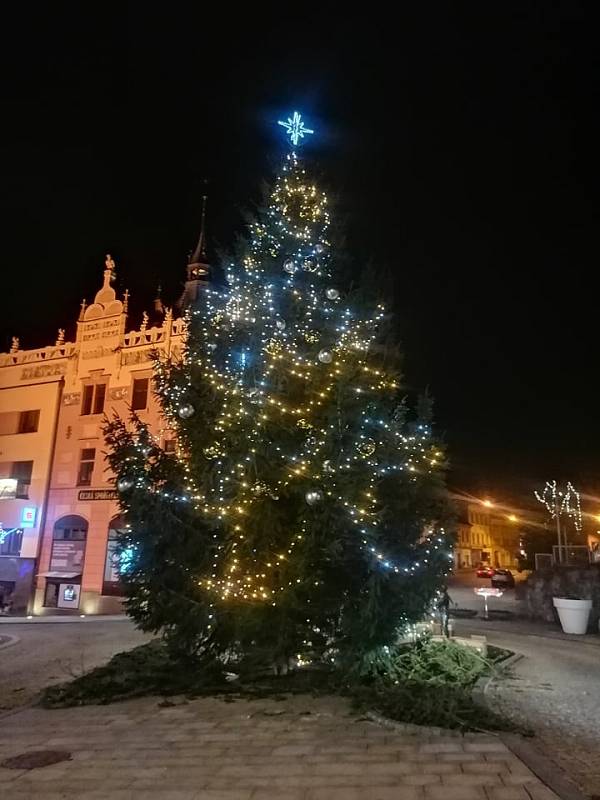 Nazdobený strom ve Strakonicích.