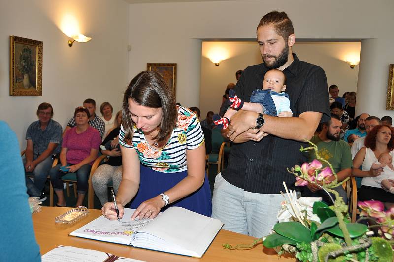 V obřadní síni strakonické radnice se v úterý 19. června uskutečnilo vítání občánků.