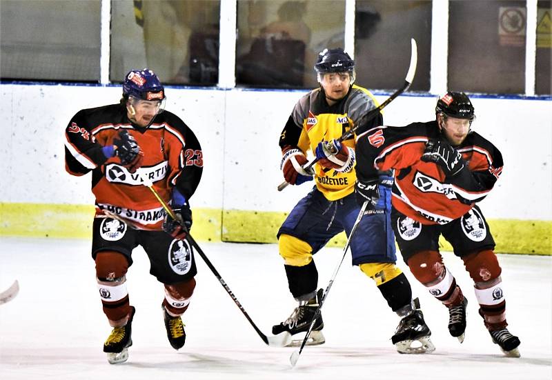 Předehrávka hokejové KL: HC Strakonice - TJ Božetice 6:1 (3:0, 2:0, 1:1).