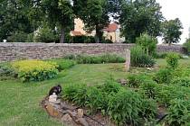 Přijměte pozvání do přírodní zahrady v Chelčicích.