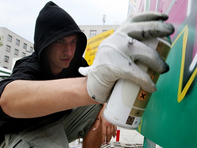 Vandal přes noc posprejoval garáž