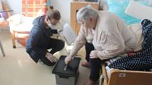 Elfrída Slavíčková (84) pochází ze Čkyně. Dva roky  žije v Domově pro seniory v Lidické ulici ve Strakonicích. V pátek byla první z devíti obyvatel DS, kteří využili přenosnou hlasovací urnu.