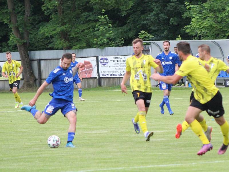 Fotbalová divize: Otava Katovice - Robstav Přeštice 1:2 (0:0).