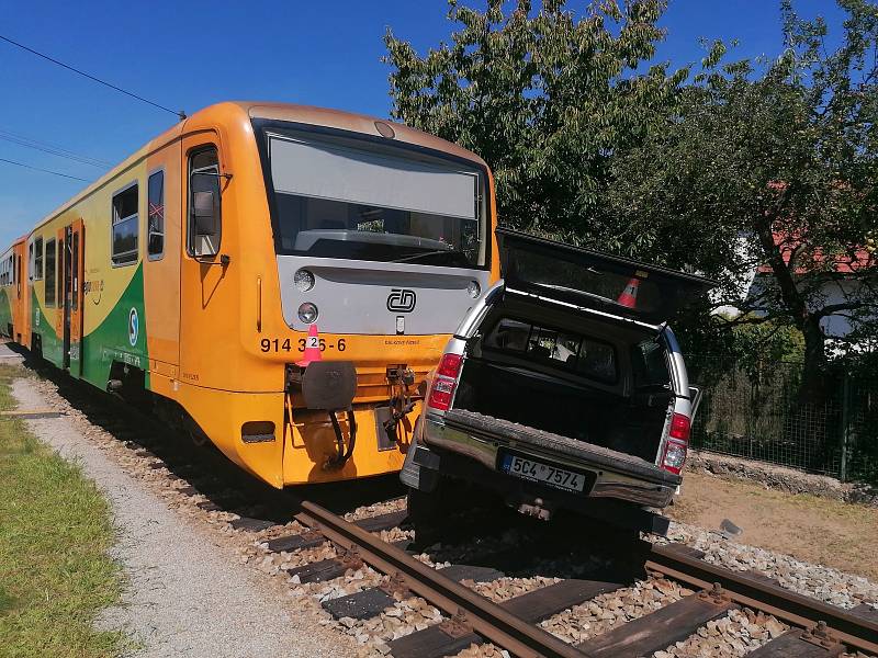 Auto se ve čtvrtek dopoledne srazilo s osobním vlakem na železničním přejezdu v Mačkově u Blatné.