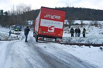 Zaklíněný kamion na přejezdu u Malenic