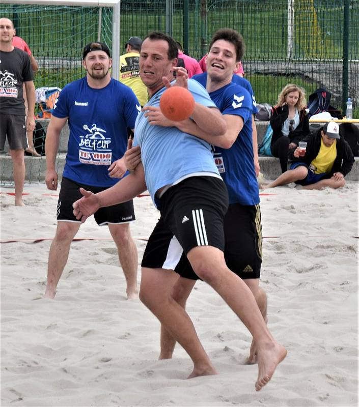 Turnaje v plážové házené se zúčastnili i strakoničtí hráči.