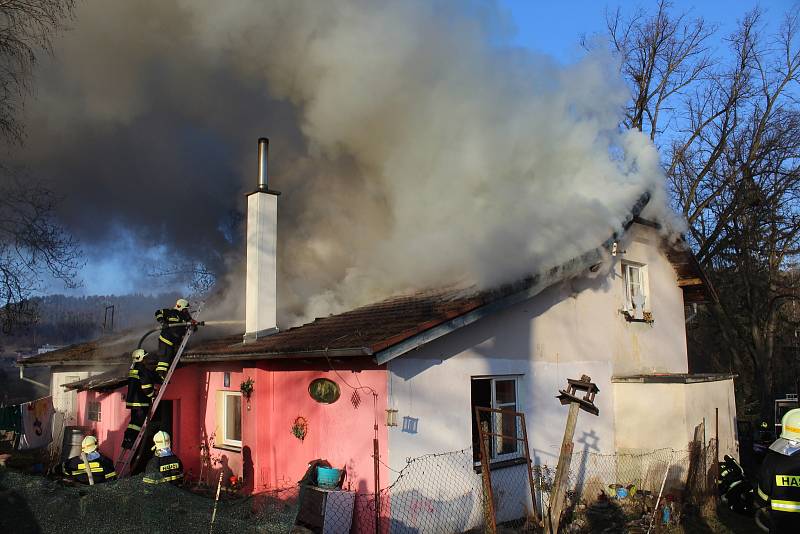 Požár rodinného domu ve Strakonicích 2. 3. 2021. Lidé mohli jen  přihlížet, jak přicházejí o domov.