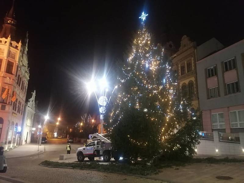 Nazdobený strom ve Strakonicích.