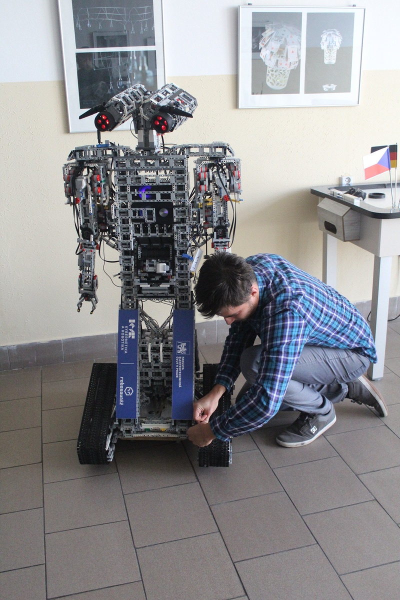 VIDEO: Studenty strakonické průmyslovky bavil robot Ludvík. Nyní postaví  svého - Strakonický deník