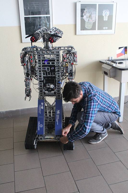 Robot Ludvík s konstruktérem Matějem Štětkou.