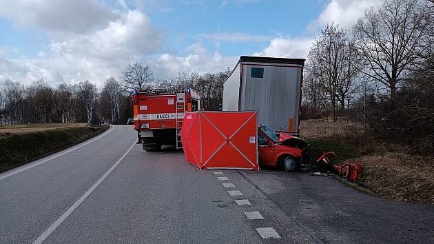 U Tchořovic narazil řidič do nákladního auta. Na místě zemřel.