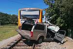 Auto se ve čtvrtek dopoledne srazilo s osobním vlakem na železničním přejezdu v Mačkově u Blatné.