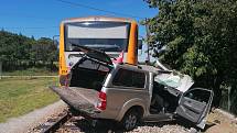Auto se ve čtvrtek dopoledne srazilo s osobním vlakem na železničním přejezdu v Mačkově u Blatné.