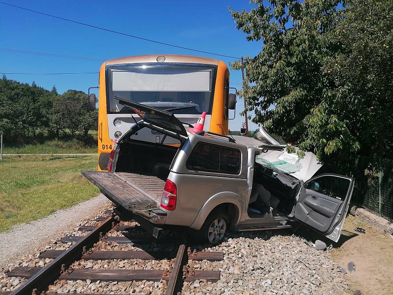 Auto se ve čtvrtek dopoledne srazilo s osobním vlakem na železničním přejezdu v Mačkově u Blatné.