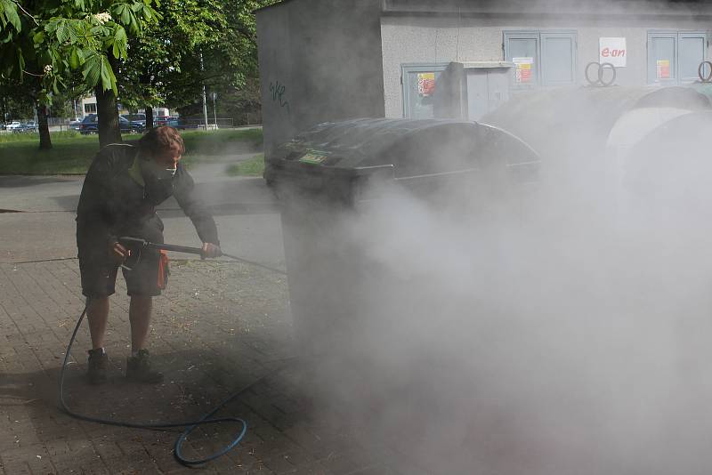 Dezinfekce kontejnerů ve Strakonicích.