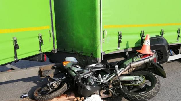 Mezi Vodňany a Újezdem se střetl motocykl s nákladním autem. Motocyklista na místě zemřel.