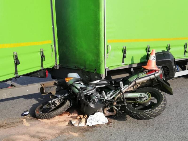 Mezi Vodňany a Újezdem se střetl motocykl s nákladním autem. Motocyklista na místě zemřel.