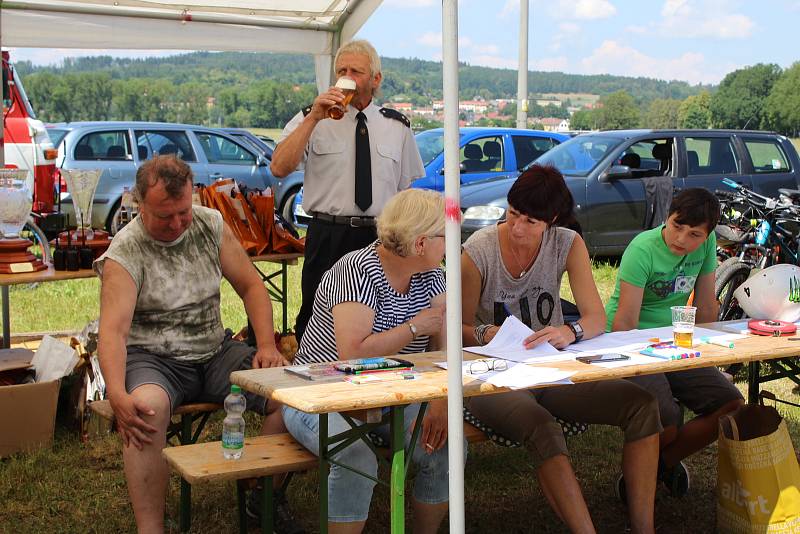 O pohár starostky obce Čejetice.