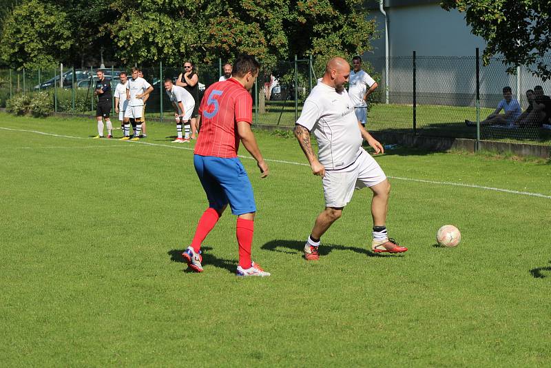 Hokejisté HC Strakonice (červené dresy) si na závěr letní přípravy zahráli fotbálek proti Sokolu Cehnice (1:5).