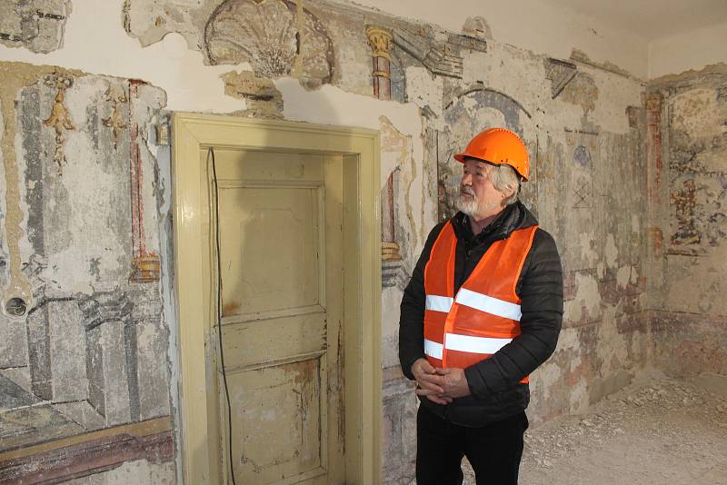 Rekonstrukce strakonického muzea odkryla malby a oltářní desky.