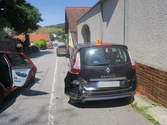 Renault poté, co do něho narazila řidička s fabií, narazil do zdi.