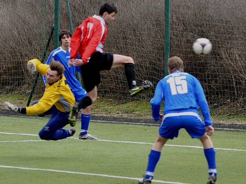 Vodňany (v modrém) prohrály v Prachaticích 1:2.