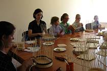 Kulturně vzdělávací spolek žen Přešťovice pořádá ve spolupráci s obcí různé akce. Například pletení košíků z pedigu.