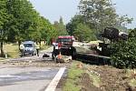 Tragická nehoda se stala dnes 19. června 2019 ráno u Libějovic na Vodňansku. Řidič kamionu z dosud neznámých příčin havaroval a v kamionu uhořel.