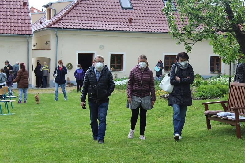 Přírodní zahrada Chelčického domova svatého Linharta je opět otevřená.